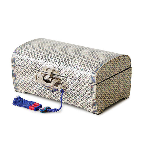 Rounded lid and geometric mother-of-pearl pattern on the 21 cm Seven Treasures box