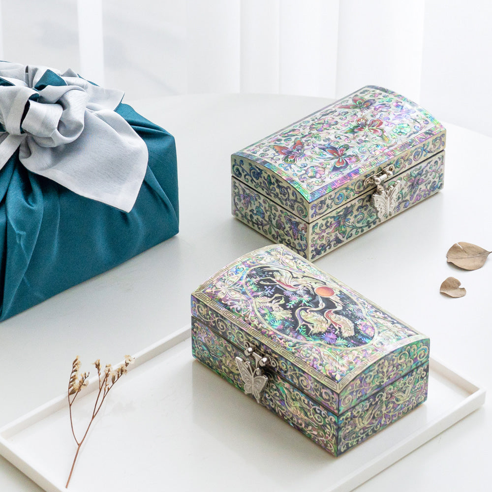 Mother of Pearl Jewelry Box Butterfly Motif Najeonchilgi Lacquerware Ring Box