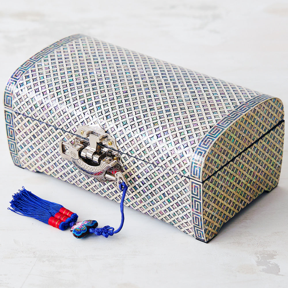 Rounded Seven Treasures jewelry box with geometric mother-of-pearl pattern and front clasp