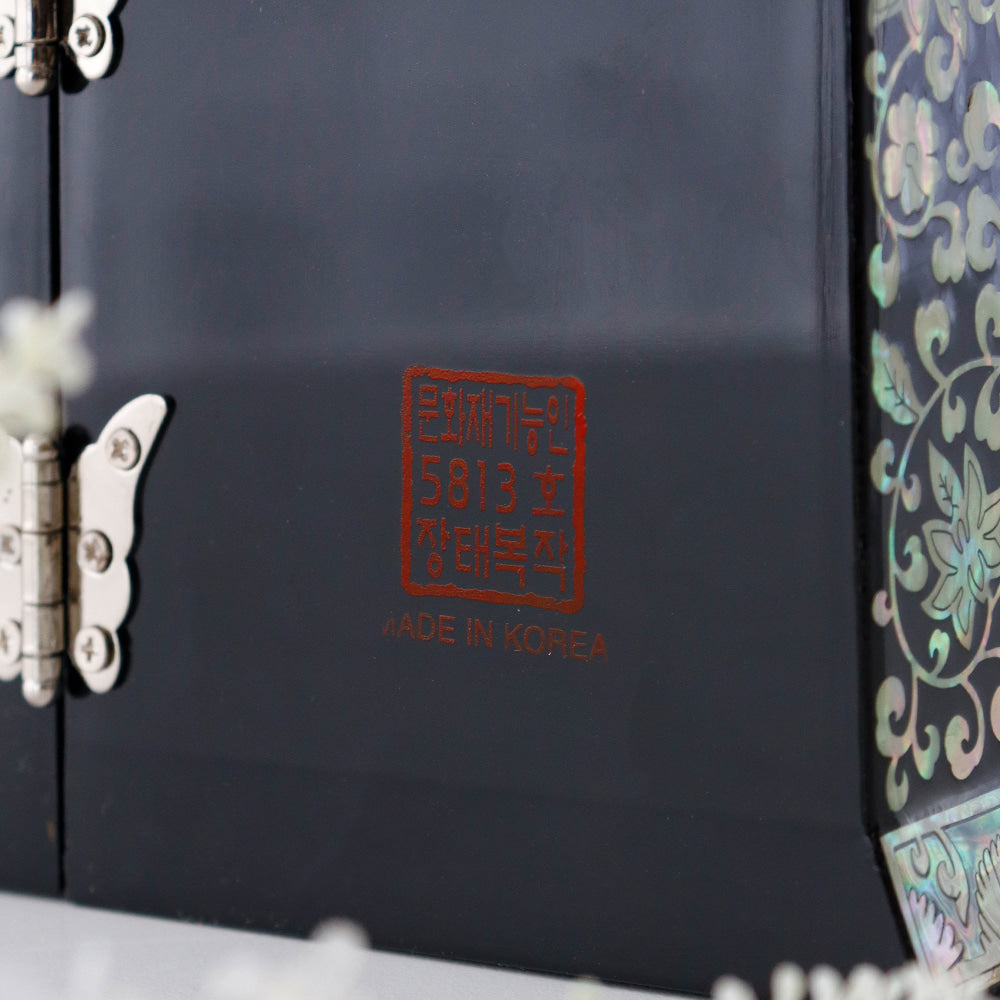 Masterpiece Peony Arabesque Seonbi Scholar Double-Lidded Secret Mother of Pearl Jewelry Box Najeonchilgi (Master Artisan Jang Tae-bok)