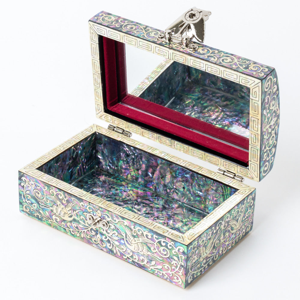 Mother of Pearl Jewelry Box Butterfly Motif Najeonchilgi Lacquerware Ring Box
