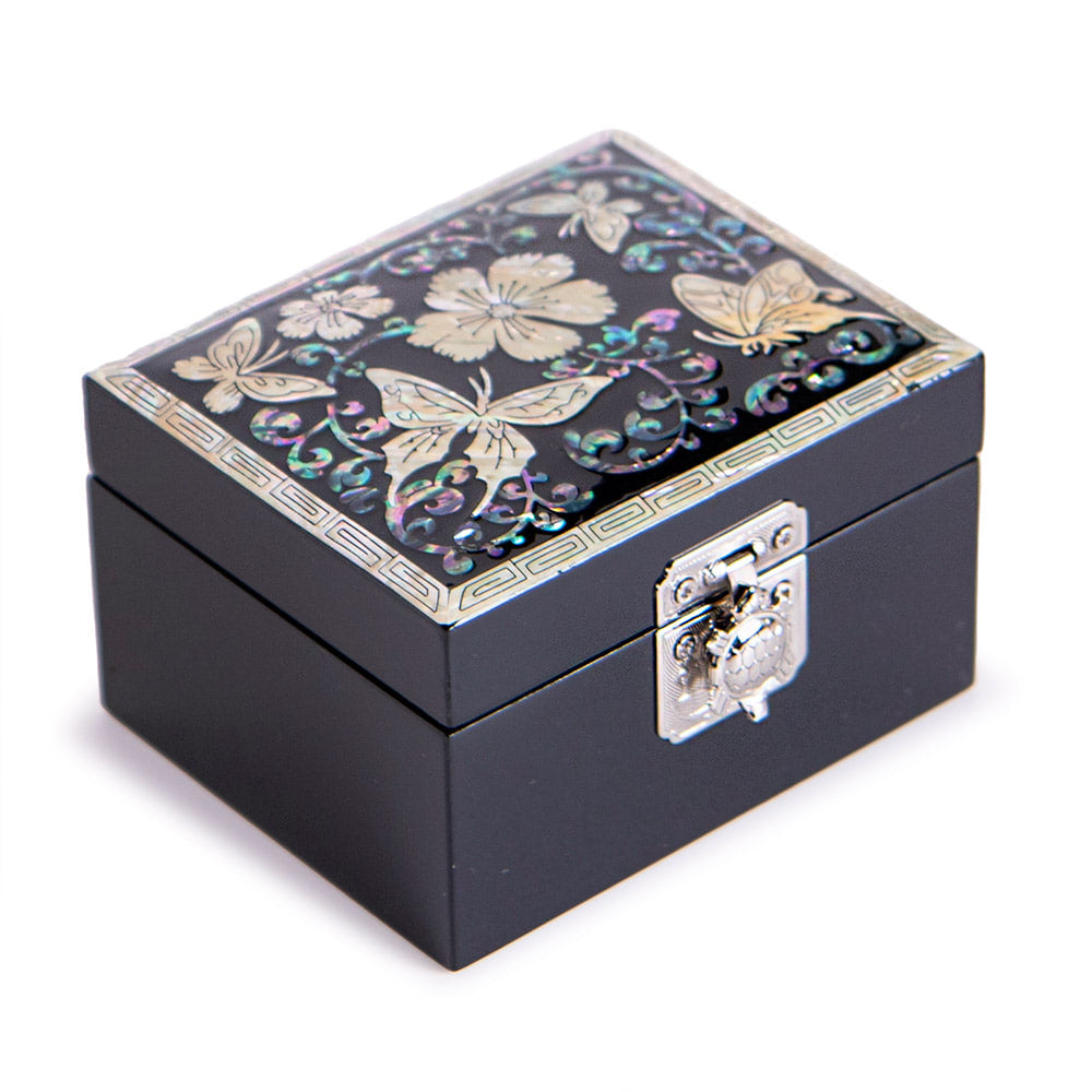 Side view of the lacquered box showing the nacre border band