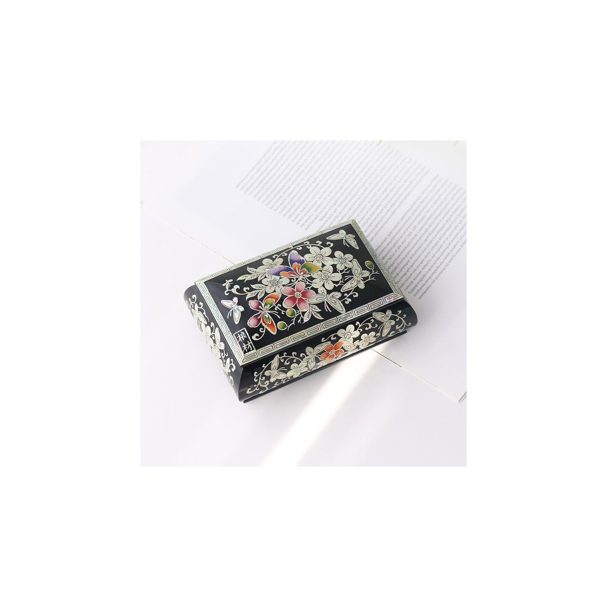 Masterpiece Najeon Rounded Plum Blossom Business Card Case (Master Artisan Kim Young-man) – detail view 1 [KS-CUT:P0000DAD:c8e03011347f]