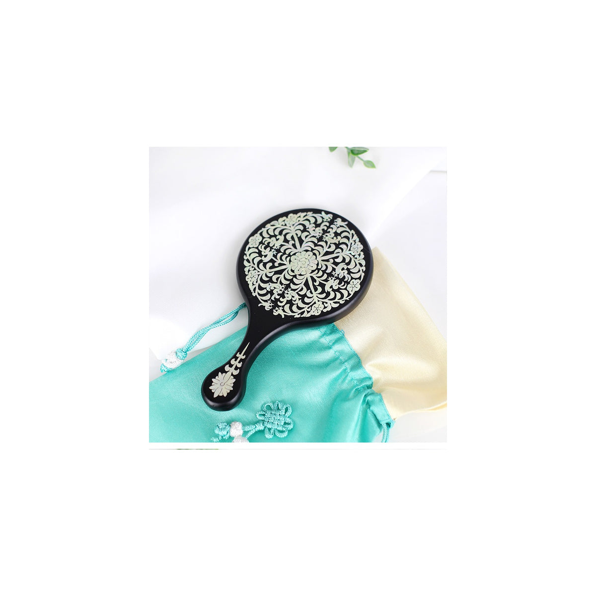Premium Najeon Round Handle Mirror (Arabesque) – detail view 2 [KS-CUT:P0000EVG:bcefc0f0492c]