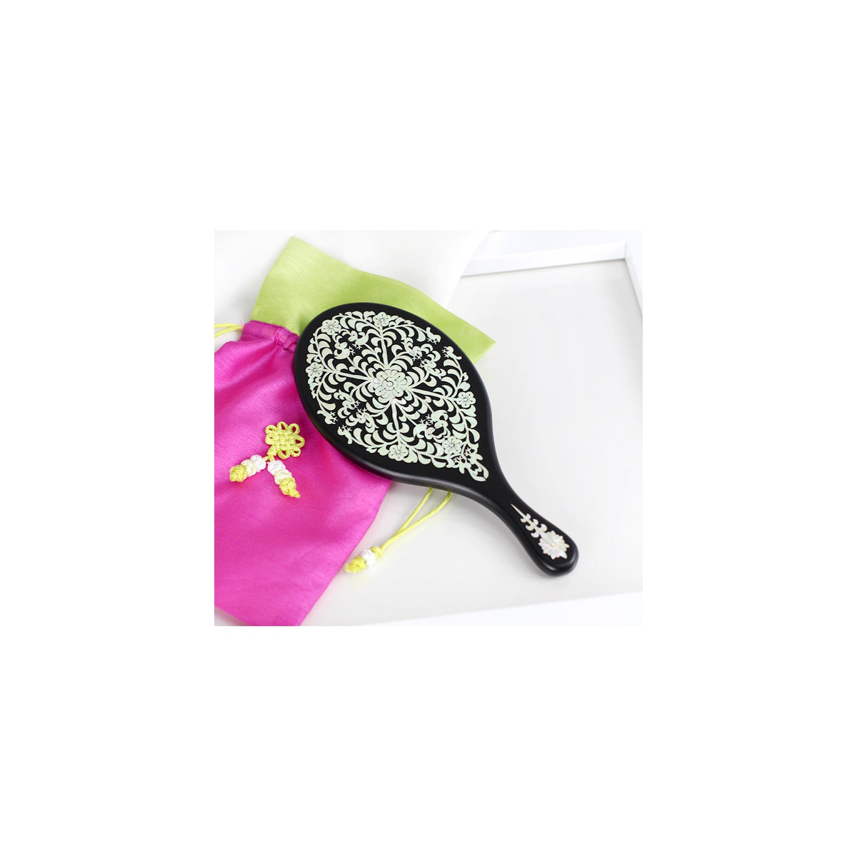 Premium Najeon Wood Oval Handle Mirror – detail view 2 [KS-CUT:P0000JDI:8c4f52e5f0d1]