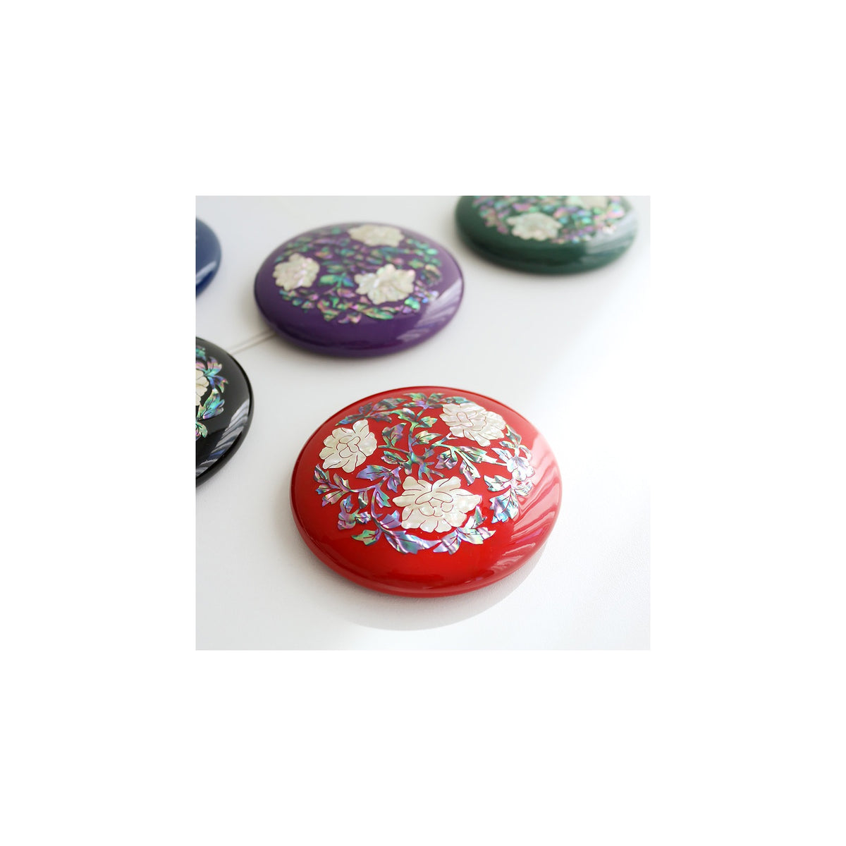 Najeonchilgi Round Vivid Mother of Pearl Hand Mirror (Peony) – detail view 2 [KS-CUT:P0000WEQ:0dd0c5df84b8]