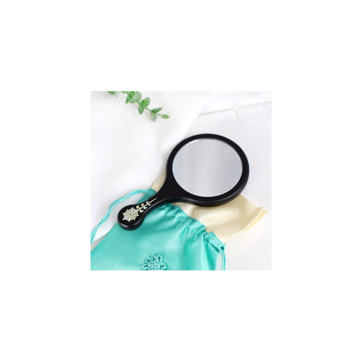 Premium Najeon Round Handle Mirror (Arabesque) – detail view 3 [KS-CUT:P0000EVG:8ea38fb1056f]