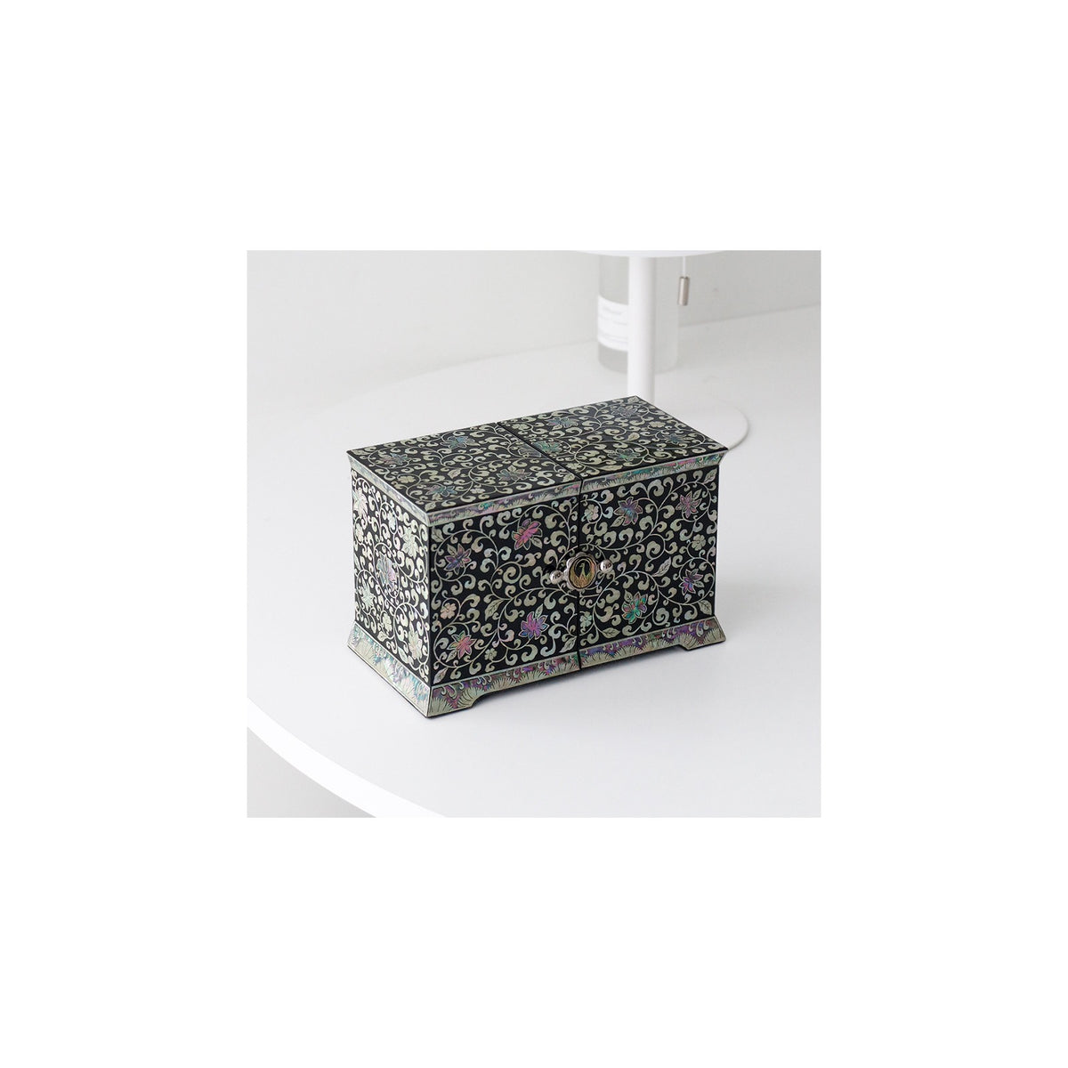 Masterpiece Peony Arabesque Seonbi Scholar Double Lidded Secret Mother of Pearl Jewelry Box Jewelry Box Najeonchilgi (Master Artisan Jang Tae-bok) – detail view 4 [KS-CUT:P0000PMG:2dba55c02357]