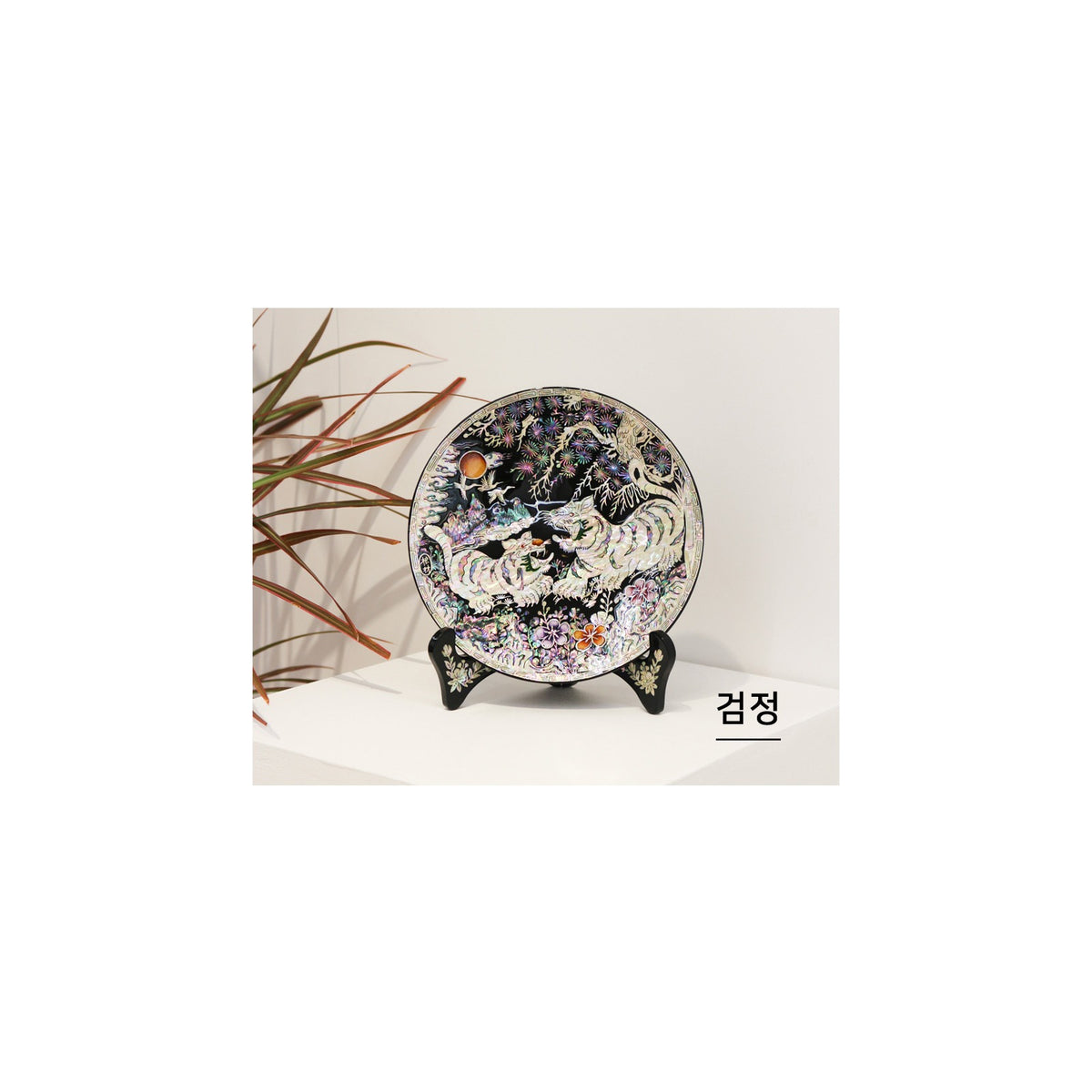 Masterpiece Najeon Tiger Mini Tray (Master Artisan Kim Young-man) – detail view 5 [KS-CUT:P0000RNC:4ced45b8cfda]