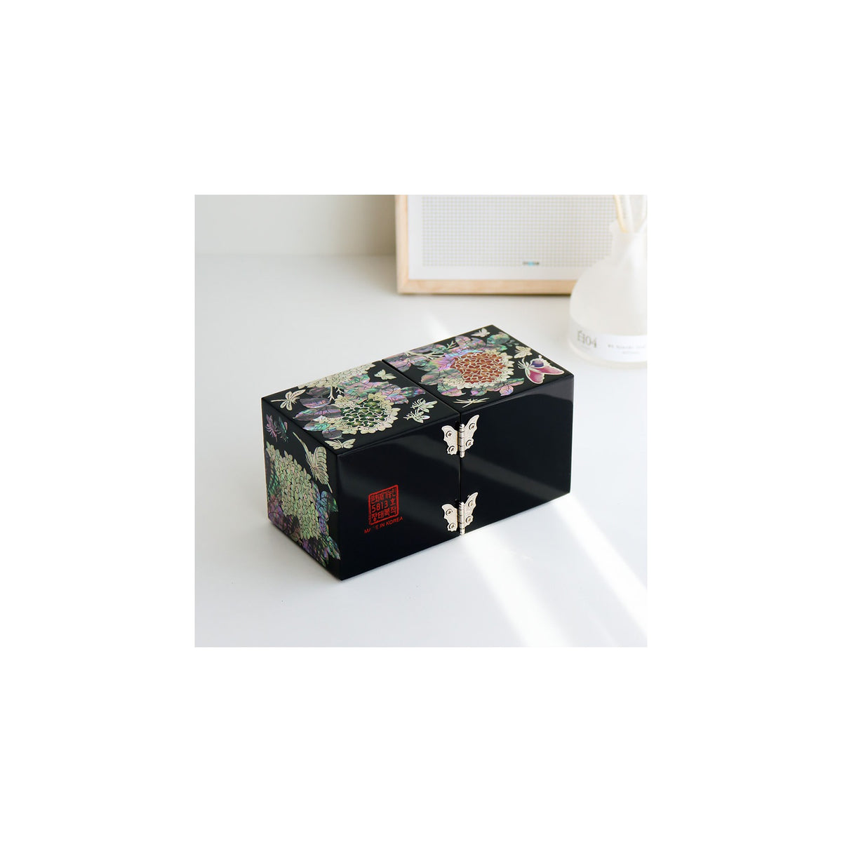 Najeonchilgi Hydrangea Double Lidded Mother of Pearl Jewelry Box Black (Master Artisan Jang Tae-bok) – detail view 7 [KS-CUT:P0000IRI:efd7675ef205]
