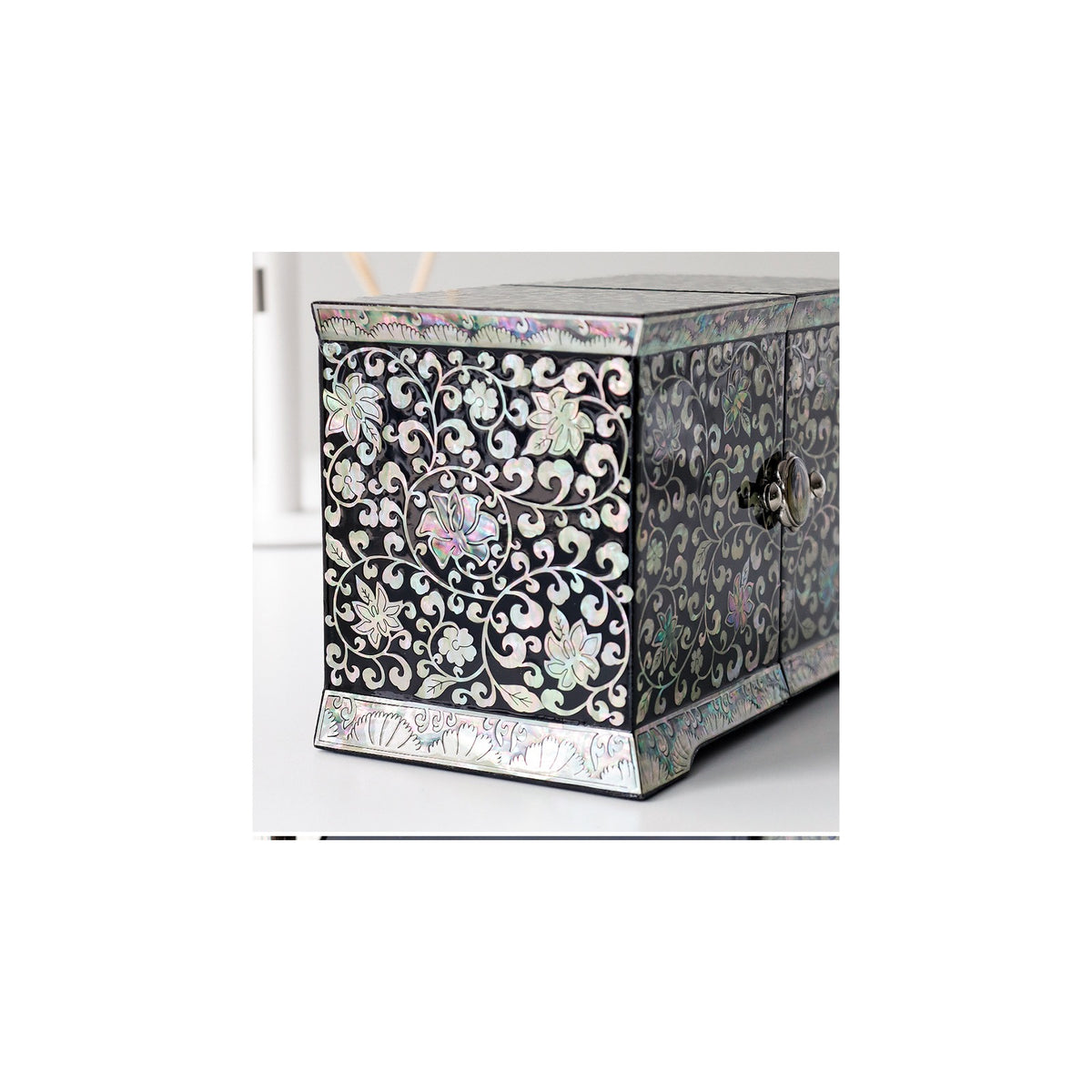 Masterpiece Peony Arabesque Seonbi Scholar Double Lidded Secret Mother of Pearl Jewelry Box Jewelry Box Najeonchilgi (Master Artisan Jang Tae-bok) – detail view 7 [KS-CUT:P0000PMG:0a414f99d948]